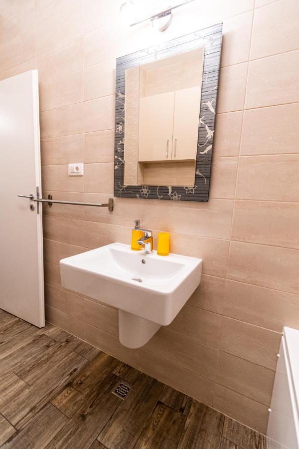 Yan Apartment - Near Mall & Free Private Parking Braşov Esterno foto