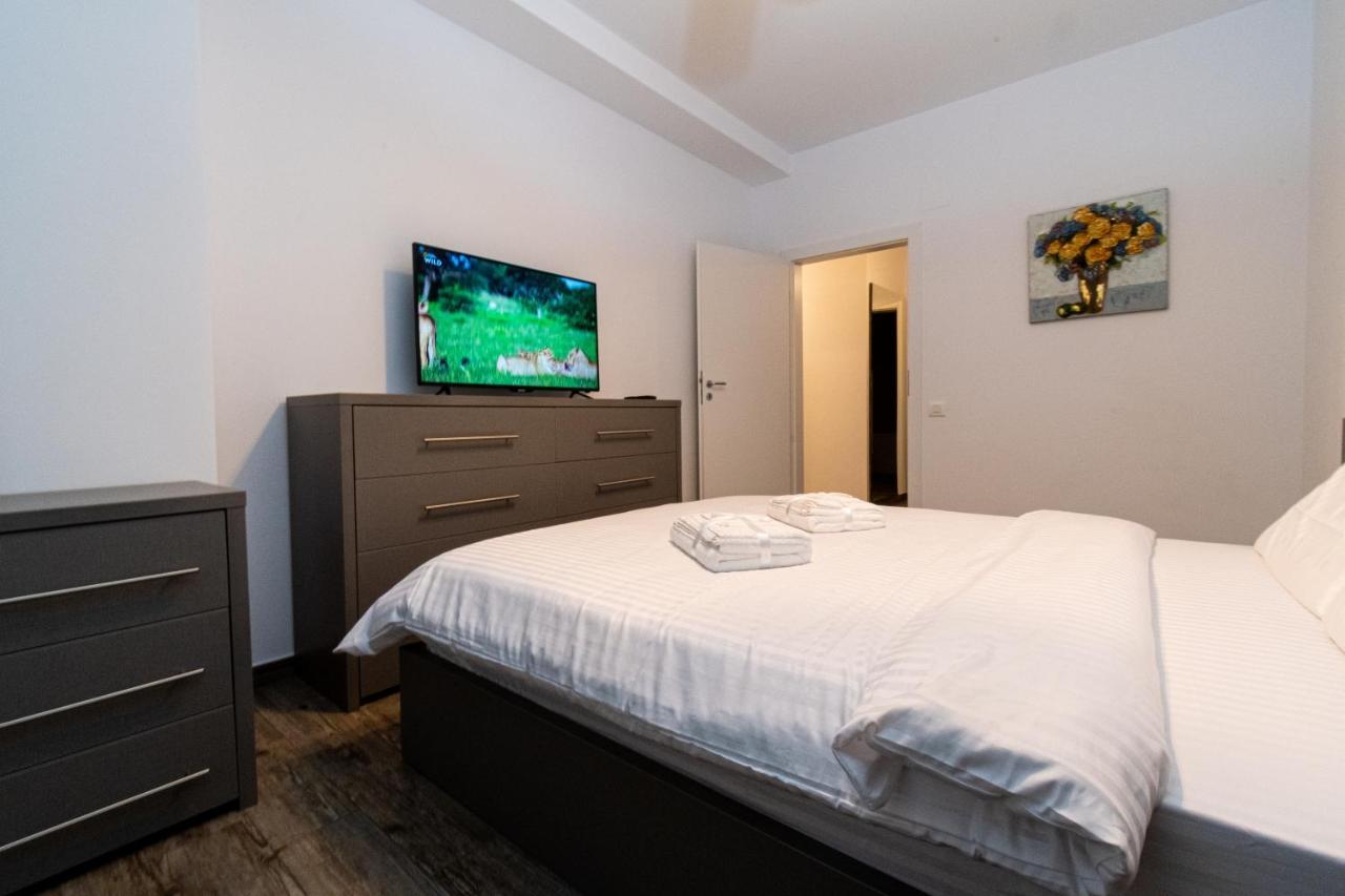 Yan Apartment - Near Mall & Free Private Parking Braşov Esterno foto