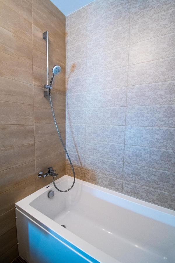 Yan Apartment - Near Mall & Free Private Parking Braşov Esterno foto